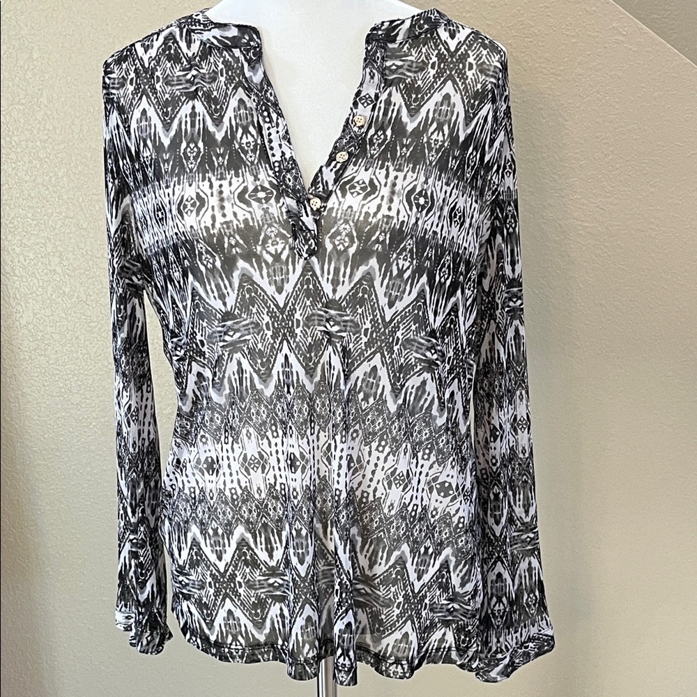 Knapp Studio Black and White Womens patterned top. Excellent condition.